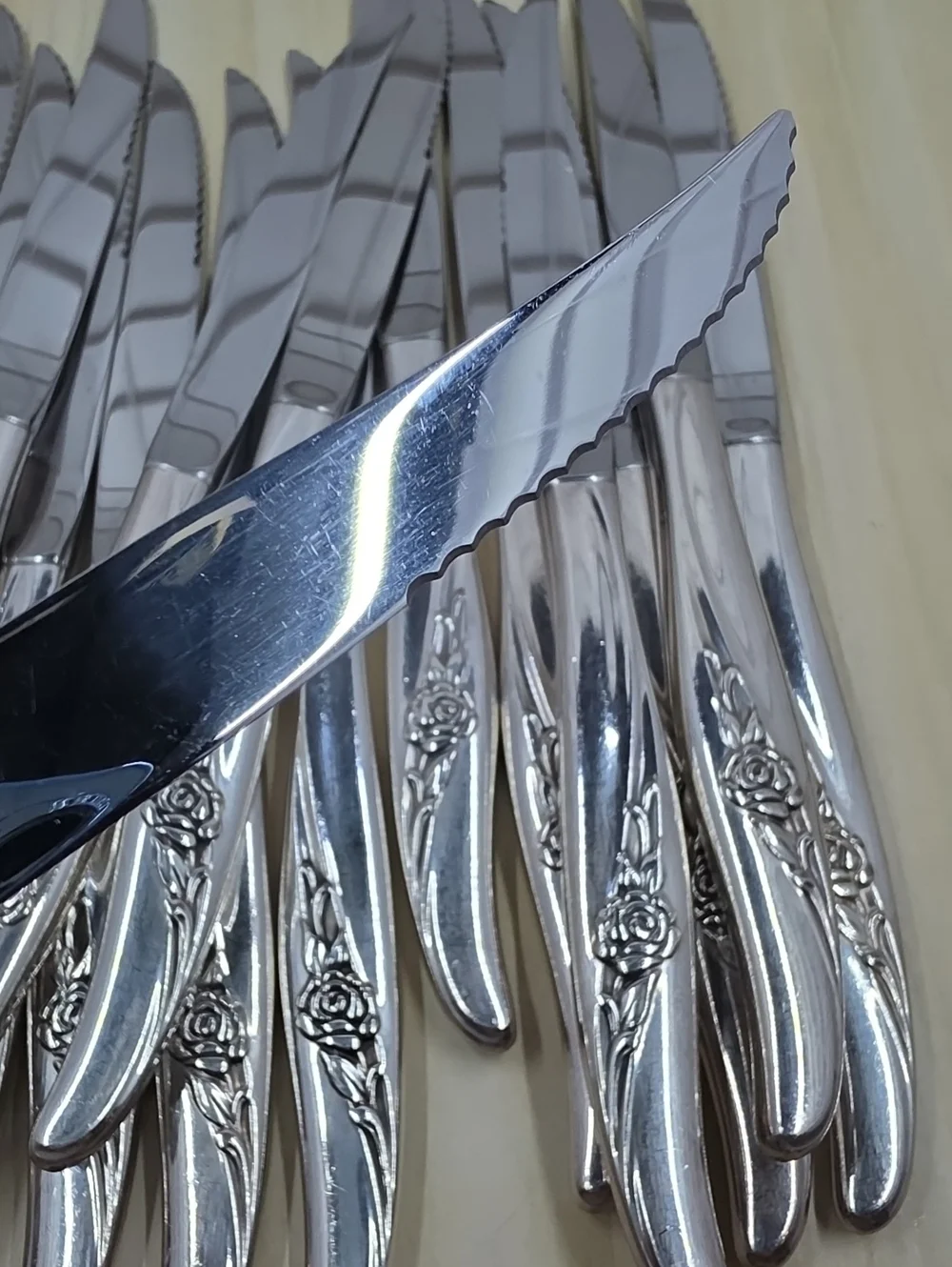 Oneida Rose Song Serrated Steak Knuves Set Of 16 Hollow Rogers Silverplate